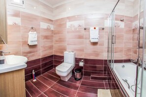 Bañera con ducha, toallas