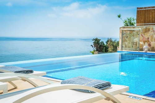 Villa Azure - Three Bedroom Villa, Sleeps 6