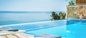 Villa Azure-Denne rummelige villa har en privat pool, Wi-Fi og smuk havudsigt