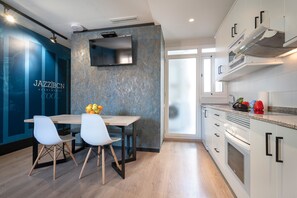 Kühlschrank, Mikrowelle, Ofen, Geschirrspüler