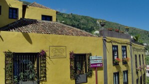 A yellow building with a sign for 'Apartamentos San Antonio'. - Rustic holiday home with small patio-terrace (Icod de los Vinos)