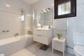 Ensemble baignoire-douche, bidet, serviettes fournies