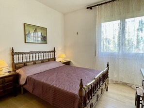2 bedrooms, iron/ironing board, bed sheets