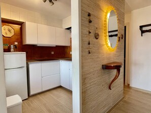 Kühlschrank, Ofen, Geschirrspüler, Wasserkocher mit Kaffee-/Teezubehör