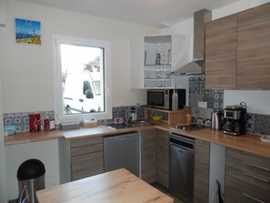 Fridge, microwave, stovetop, dishwasher