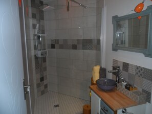 Shower, hair dryer, towels, toilet paper