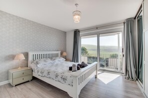 4 makuuhuonetta, silitysrauta/-lauta, vauvan matkasänky, ilmainen Wi-Fi