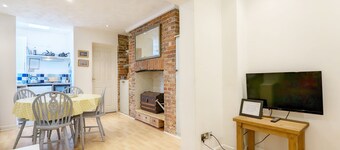 Dolphin House, Emsworth - a flat that sleeps 2 guests in 1 bedroom