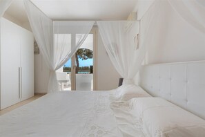 5 bedrooms, iron/ironing board, internet, bed sheets