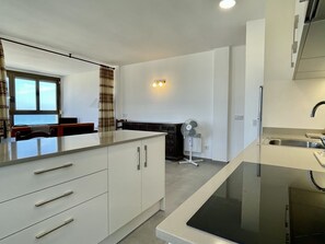 Kühlschrank, Mikrowelle, Ofen, Wasserkocher mit Kaffee-/Teezubehör