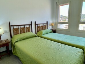 2 habitaciones, tabla de planchar con plancha y ropa de cama 
