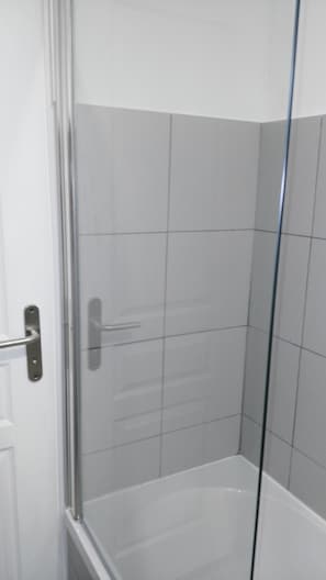 Badewanne, kostenlose Toilettenartikel, Haartrockner, Bidet