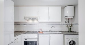 Fridge, microwave, oven, stovetop - Apolo XVI 1 4 19 - Grupo Turis - Calpe, Costa Blanca (Calpe)