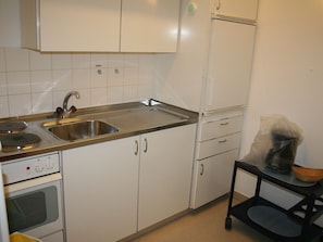 Frigorífico, microondas, horno y placa de cocina
