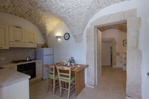 Fridge, oven, stovetop, coffee/tea maker