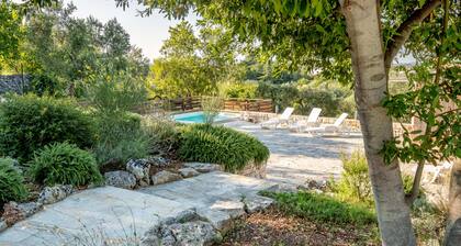 Ancienne ferme au milieu des oliviers avec piscine dans la vallée d'Itria