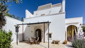 Unclassified image, 4 of 14, button - Ancient farm among the olive trees with pool in the Itria Valley (Provincia di Taranto)