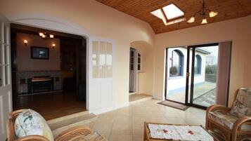 Flat-screen TV, fireplace