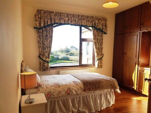 5 bedrooms, iron/ironing board, free WiFi, bed sheets