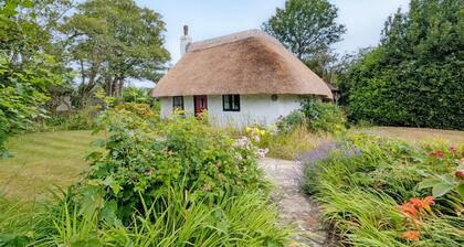 Rose Cottage, Middleton - a cottage that sleeps 4 guests in 2 bedrooms