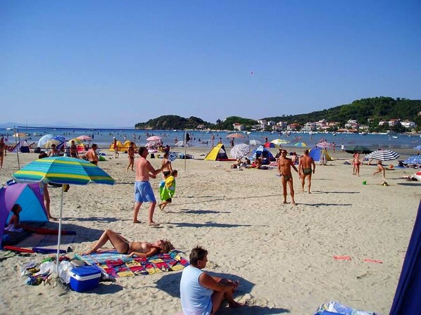 Beach - Beautiful Apartment With Balcony on Island Rab (Kampor)