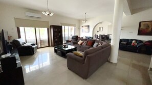 Smart TV, videojuegos, reproductor de DVD y futbolito 