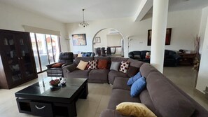 Smart TV, videojuegos, reproductor de DVD y futbolito 