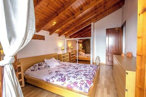 4 bedrooms, iron/ironing board, free WiFi