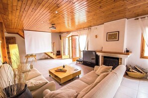 TV, fireplace