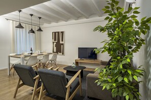 Dining - Spacious apartment near Sant Antoni quarter (Barcelona)
