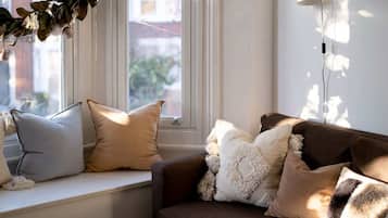 Smart TV, books, offices