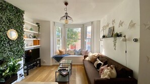 Smart TV, video games, books, music library - Happy Chic Family Home in Trendy W12 (London)