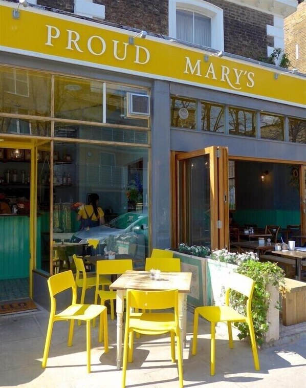 Outdoor dining - Happy Chic Family Home in Trendy W12 (London)