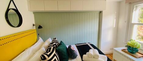 2 chambres, bureau, fer et planche à repasser, lit de bébé portatif