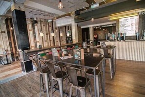 Bar (on property) - Happy Chic Family Home in Trendy W12 (London)