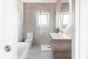 Ensemble douche/baignoire, bidet, serviettes fournies