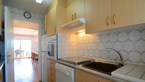 Cafetera y tetera, refrigerador, microondas y lavavajillas 
