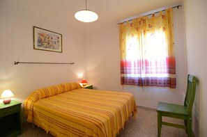 3 dormitorios, tabla de planchar con plancha, ropa de cama