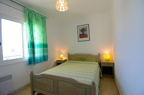 3 bedrooms, iron/ironing board, bed sheets