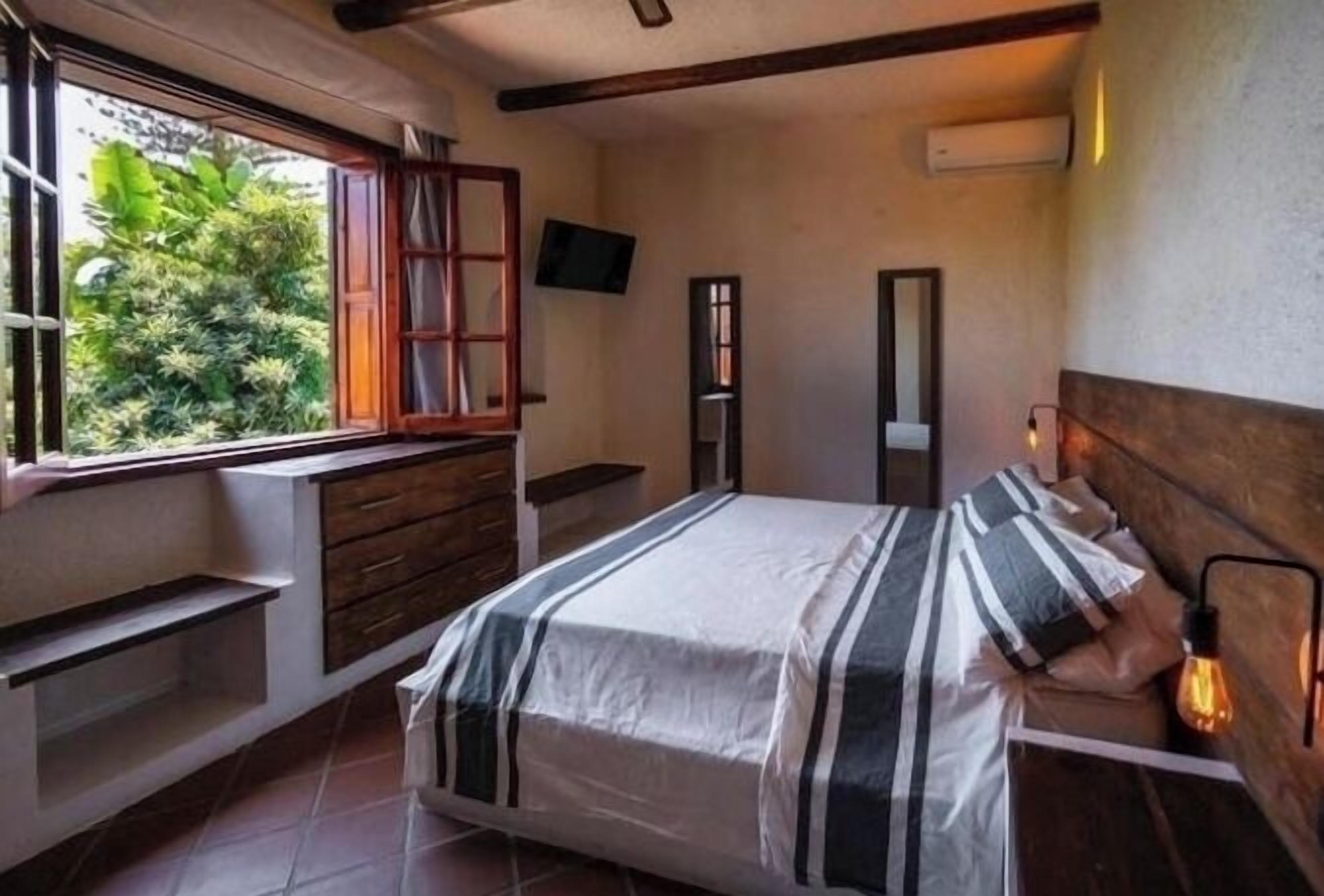 6 chambres, fer et planche à repasser, lit parapluie, Wi-Fi gratuit