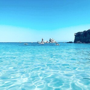 Una spiaggia nelle vicinanze