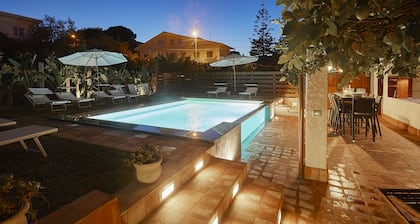 Villa mit privatem Pool, nur wenige Schritte vom Strand und dem Meer entfernt