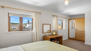 3 bedrooms, iron/ironing board, free WiFi, bed sheets - Clifden River View in the heart of Clifden town (Clifden)