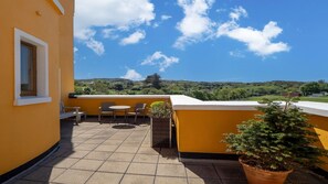 Outdoor dining - Clifden River View Apartment (Clifden)