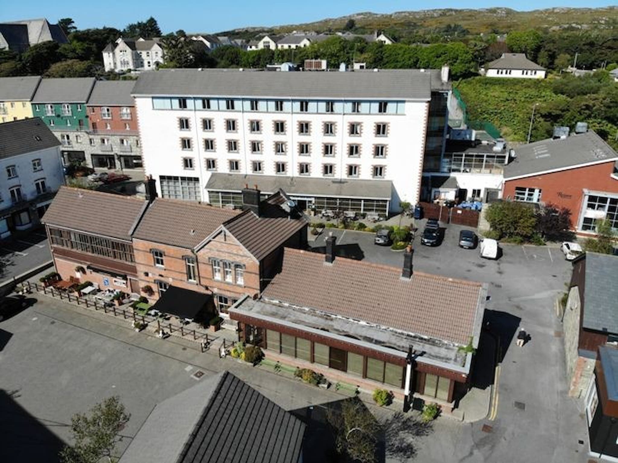 Un hotel de diversos pisos amb un aparcament al davant.