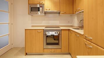 Een koelkast, een microgolfoven, een oven, een vaatwasser