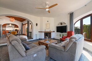 TV, peis og DVD-spiller