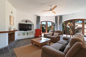 TV, peis og DVD-spiller