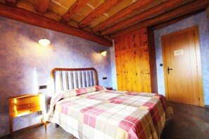 6 bedrooms, iron/ironing board, free WiFi, bed sheets