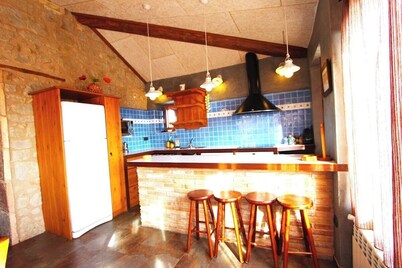 ¡Chalet rústico para 15, con piscina privada!